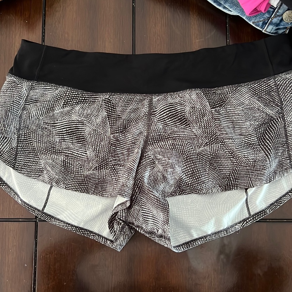 Lululemon Speed Up 2.5” shorts. Size 10. Great condition
